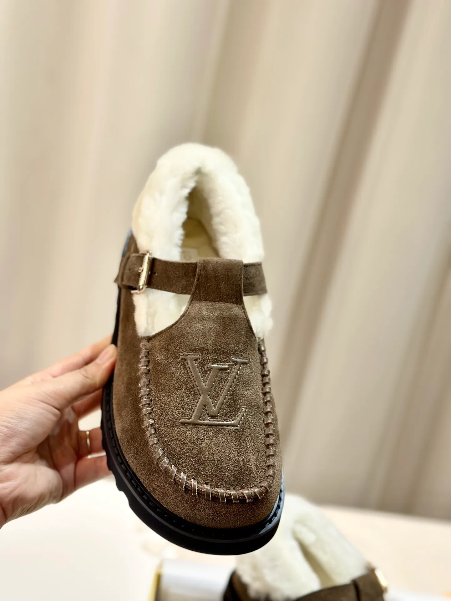👟👟Ex-factory price 540👟👟Mauri version Louis Vuitton lv louis vuott…on fw24 new arrival～The latest furry slippers for autumn and winter～This pair of furry slippers is also very good-looking! The leather ones are very high-end! ! !Paired with denim shorts in autumn and winter, it’s perfect! Put it on and you will instantly have your ideal height! A favorite style, with fashionable elements, the appearance of the upper is full of nobility. Wearing it can always show the fashionable charm of women. It is fashionable but not too showy. The high-end beef tendon on the upper and the Lvjia letter buckle are so beautiful. Upper: imported high-end frosted/cowhide. Outsole: original outsole. Inner lining: imported real wool. Size: 35-42 (customized at .42).